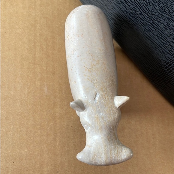 Carved Cream-colored Soap Stone Hippo figurine - Picture 4 of 8
